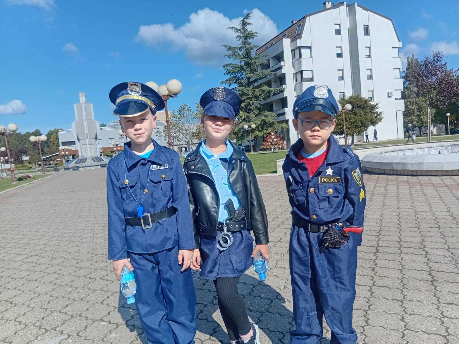 Поводом Дјечије недјеље, ученици првог разреда ЈУ ОШ „Алекса Шантић“ из Угљевика, заједно са својом учитељицом Маријаном Живановић Петровић, посјетили су градску библиотеку