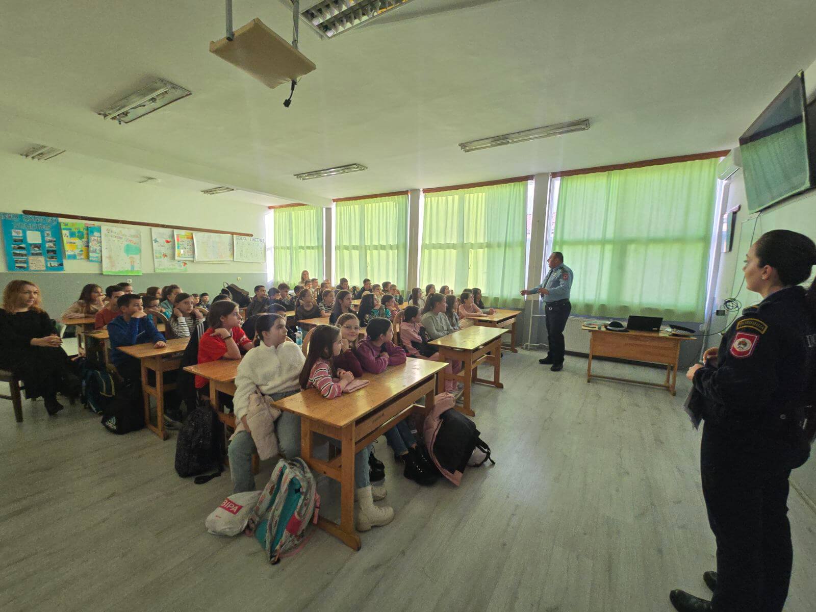 Полицијски службеници одржали едукативно предавање с циљем да ученике упознају са опасностима које носи употреба пиротехничких средстава