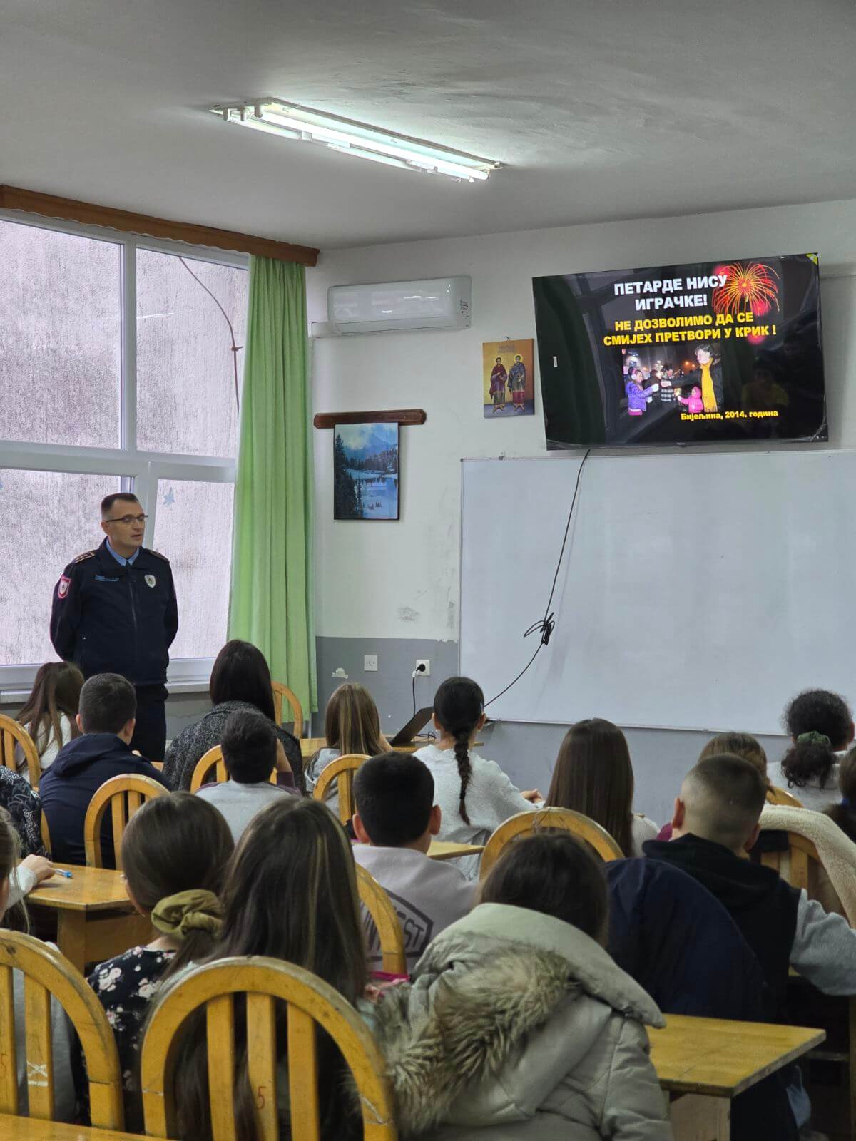 Полицијски службеници одржали едукативно предавање с циљем да ученике упознају са опасностима које носи употреба пиротехничких средстава
